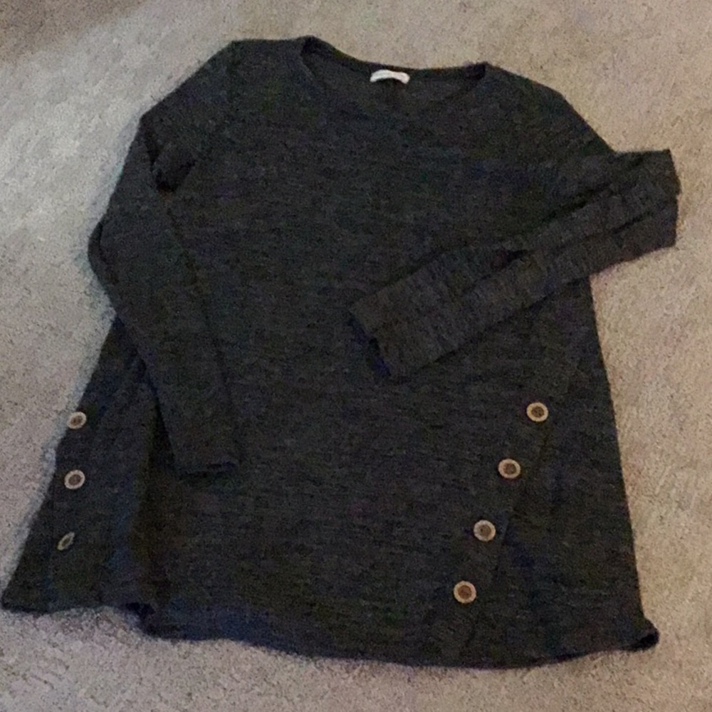 Flamingo Urban lg sl dk gray top w/ button accents
